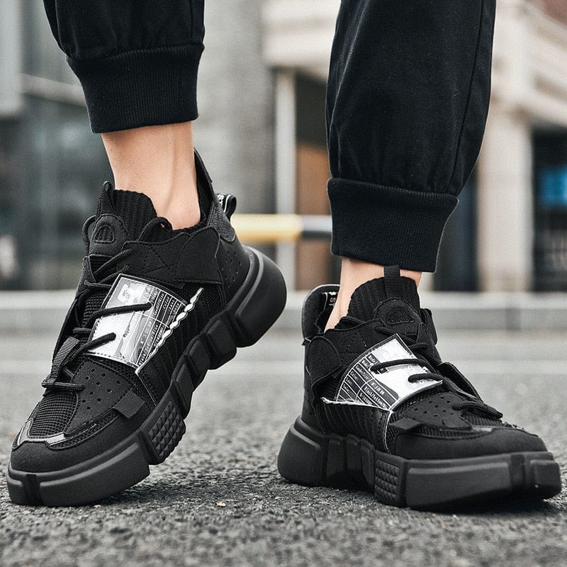Men's lightweight thick-sole casual running sneakers black on feet