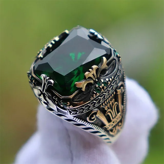 Men's Retro Inlaid Emerald Signet Ring